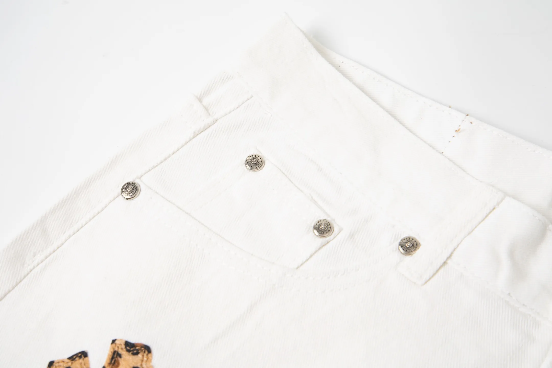 P260 Chrome Hearts 25SS white pants with three-color leopard print blue leather jeans. Chrome Hearts' pants with the most popular colors are made of beaded canvas fabric. Heavy washing makes the upper body of the fabric more textured and the pants are tall and straight! The three-dimensional cutting of the whole trousers is a masterpiece! The hardware is customized by zp. The beaded canvas fabric is thick and soft after being washed. It has good breathability. Customized small leather label. Unique design. The details are simple and elegant, and the workmanship is exquisite. The whole trousers are neatly routed and the details are in place! It’s so cool that both men and women can easily control the genderless trend! Style number: 1771# Color: White Size: 28 30 32 34 36